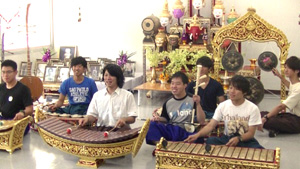 タイの伝統的な楽器を演奏しました