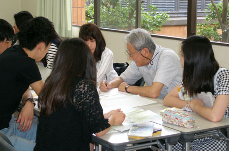                     先生のアドバイスを頂きながらグループで作業