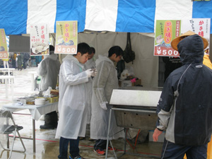 星さん。牡蠣焼き中