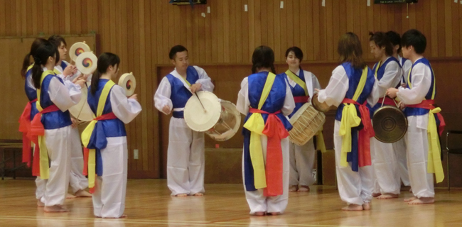 地域研究学会民族資料班の学生たち