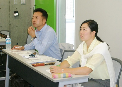 報告に耳を傾ける永島社長（左）と高橋支店長（右）