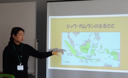 ジャワガムランの基礎知識について講義を行う小尾先生