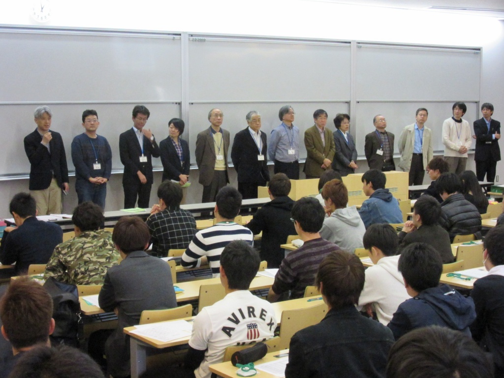 【全体会＠東松山キャンパス2】政治学科の先生方が一斉に登壇！新入生への熱いメッセージを聞くことができました。