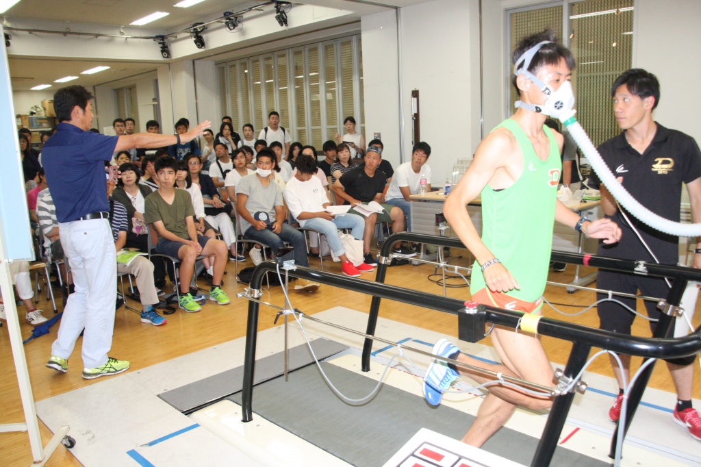 只隈先生と陸上長距離選手による実験風景 「スポーツを科学しよう!!～箱根駅伝ランナーの秘密～」