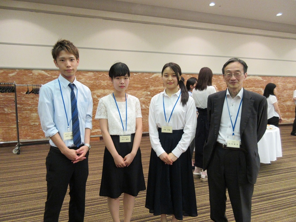 受賞した学生と学部長との談笑風景
（左から、吉井さん・山下さん・川名さん・松尾学部長）