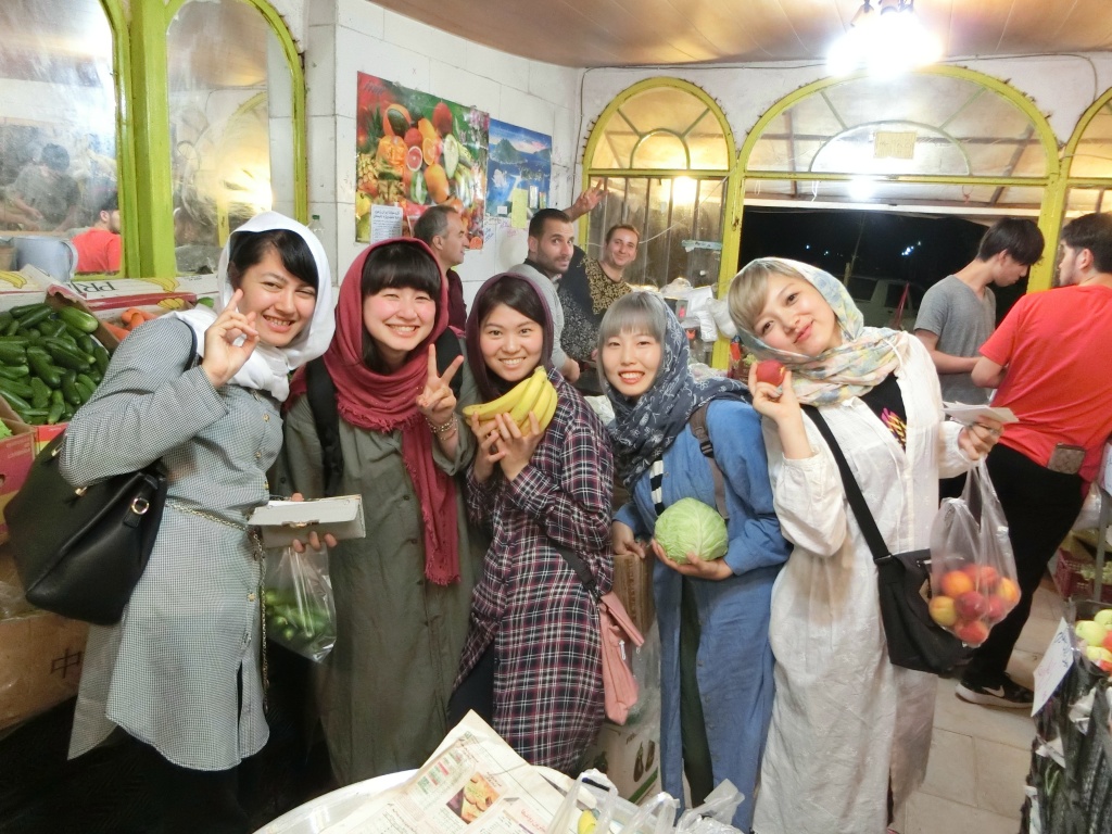 Mさん(左から2人目)の案内で八百屋にて野菜と果物の購入(寮の部屋には台所もついており、学生は朝食と夕食は自炊していました。毎日の市場での食材購入は、ペルシャ語会話の勉強にもなりました。果物と野菜は安くて美味しく学生は大満足でした)