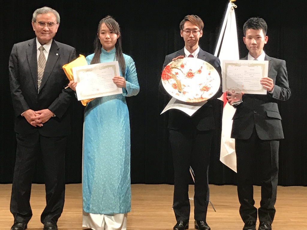 清水浩樹さん（右）と青木斗夢さん（左）左端は神田外語大学長。