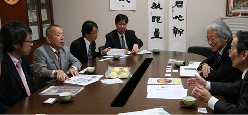 金子社長を中心にネクスコ東日本グループの方々（左側）との連携に向けた話し合いの様子、右側は話し合いに応ずる門脇学長と松尾経営学部長