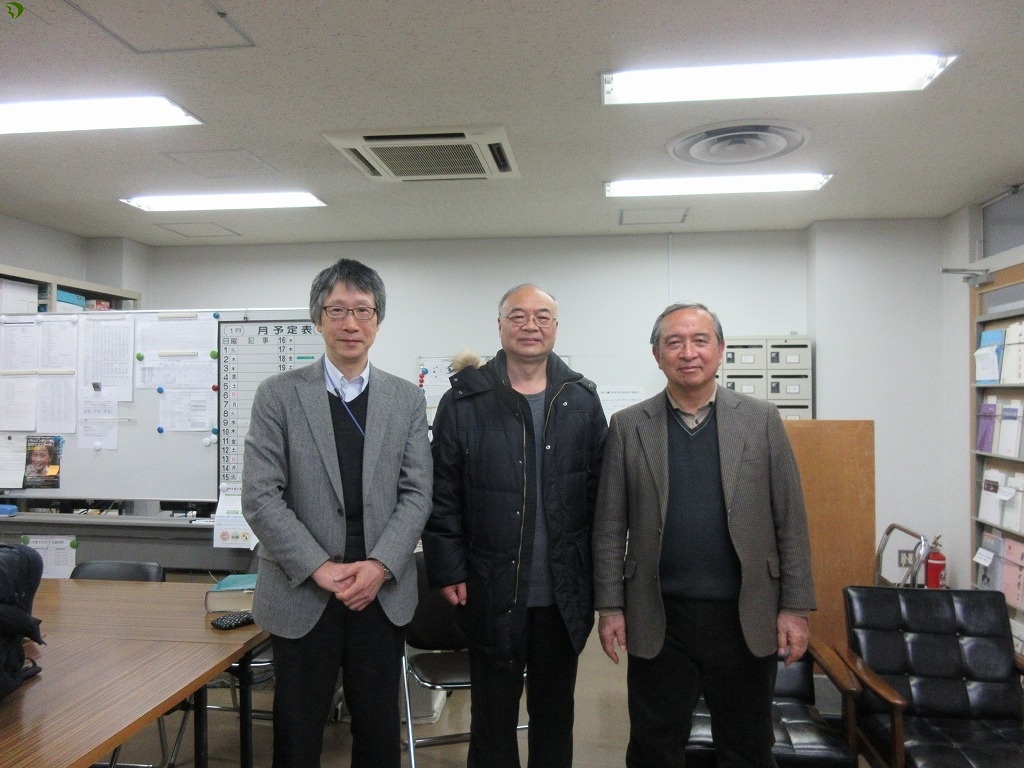 左より大島教授、石先生、高橋弥守彦名誉教授