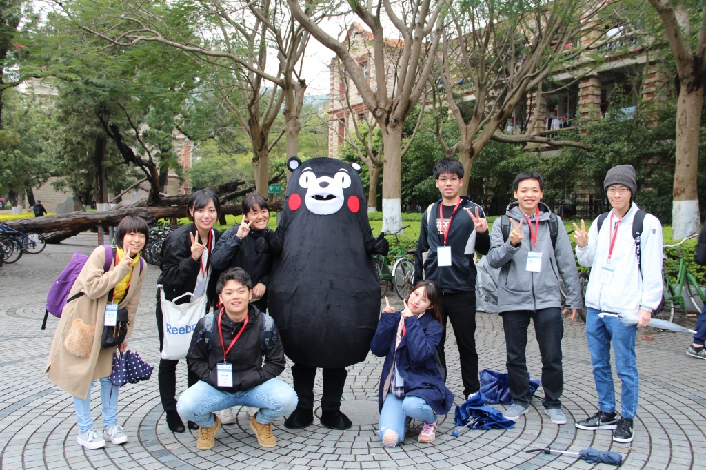 授業が終わって外に出ると，なぜか「熊本熊」（中国語ではこう言います）がいました。