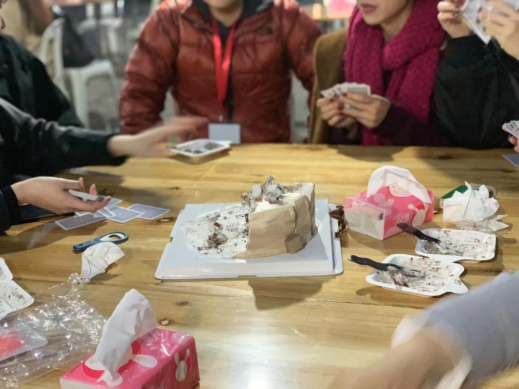 女子学生の日にちなんでケーキを食べたグループもありました。