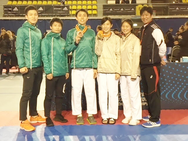 竹内さん（左から二人目）、鈴木さん（中央）、金井洋監督（右から一人目）