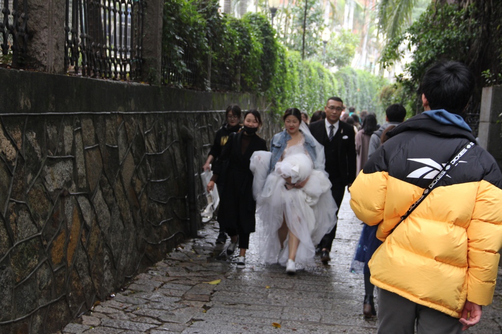 雰囲気のいい街並みで結婚写真を撮るカップルがたくさんいます。