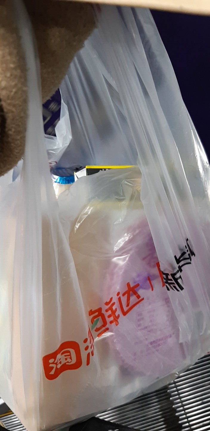 中国では買い物をしても袋をくれません。袋をもらうにはかなりの早口を聞き取らないといけないのですが、今日はちゃんともらえました!成長しました。