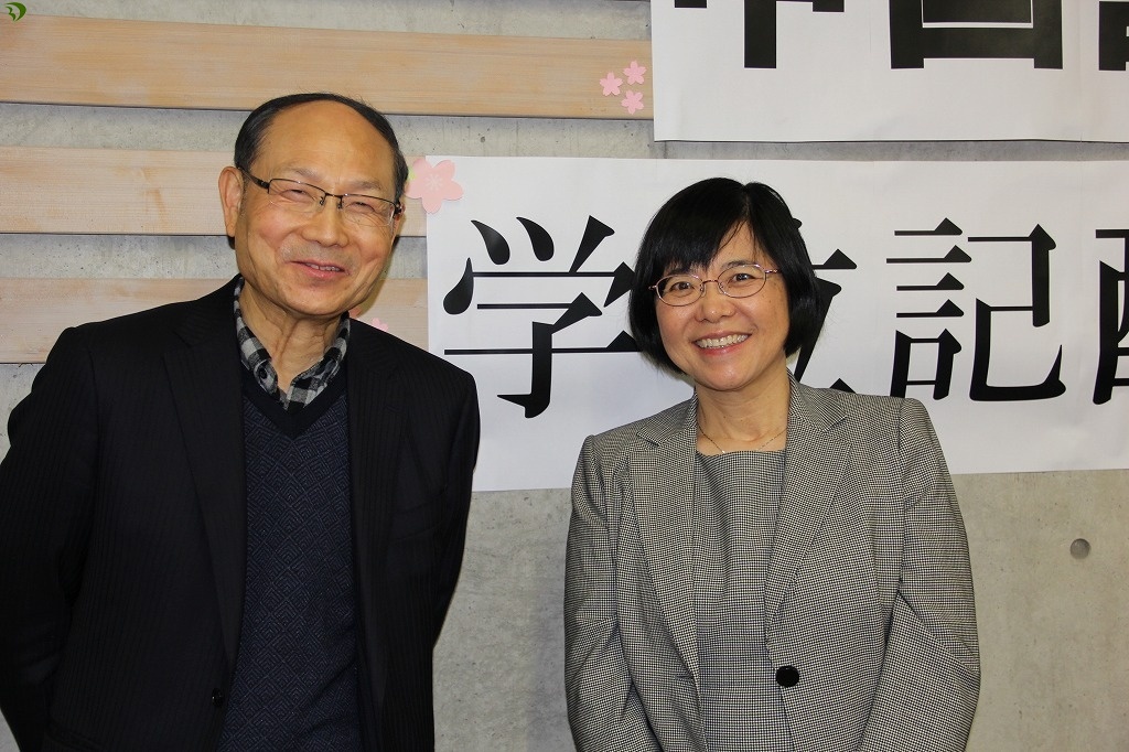 2年間の任期を終え、北京外国語大学へ戻られる羅小東先生（特任教授）。左は中国語学科教授丁鋒先生。