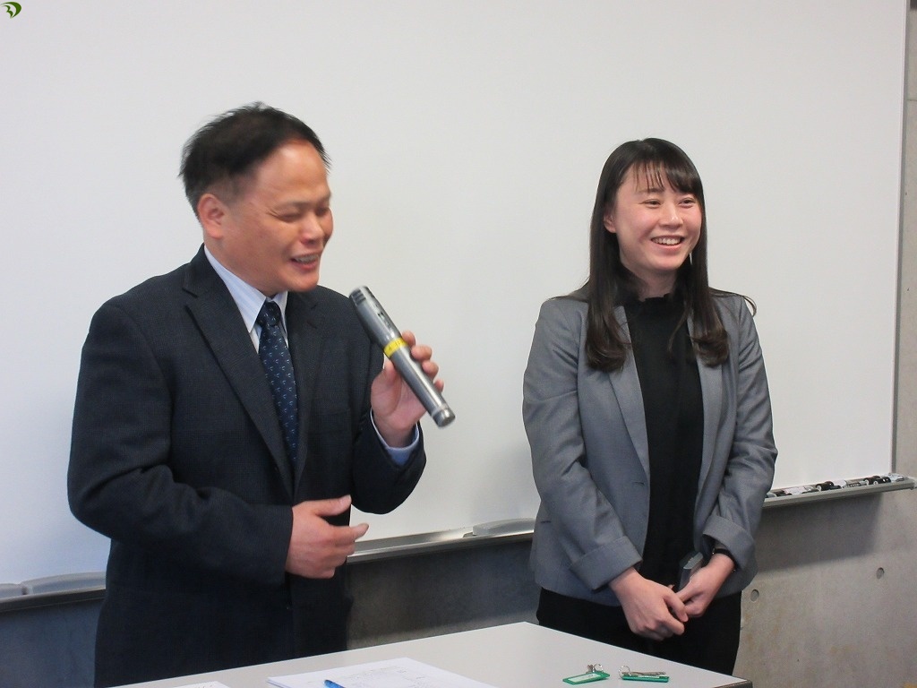 北京外国語大学教授・本学特任教授陳小明先生（左）と助教胡杰先生