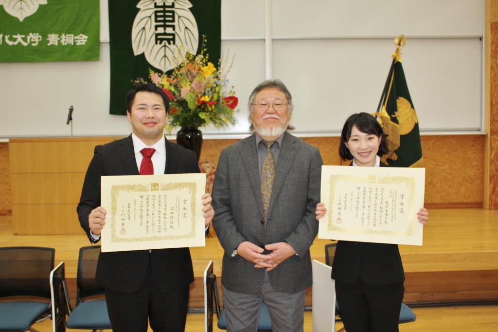 上遠野学部長と本学部受賞者の２人