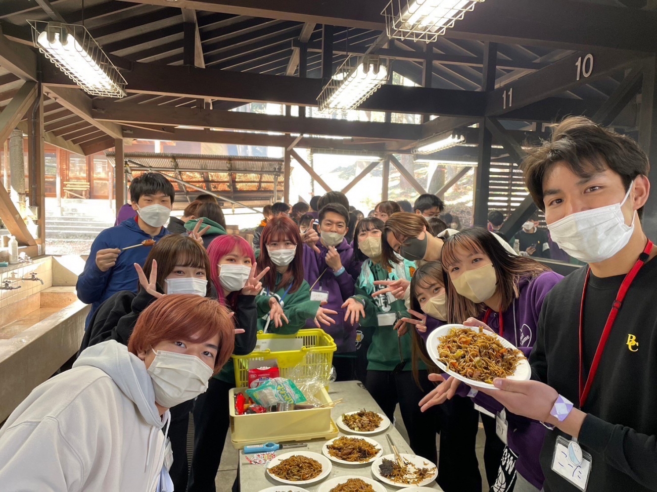 野外炊飯での食事風景