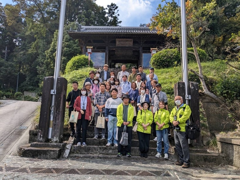 岩殿観音  正法寺山門前にて　