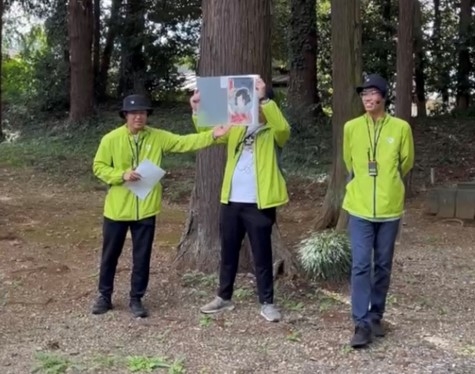 学生ガイドの案内の様子（大蔵神社にて）