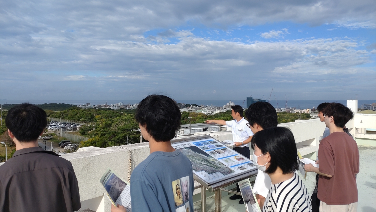 宜野湾市役所屋上から普天間基地を臨む