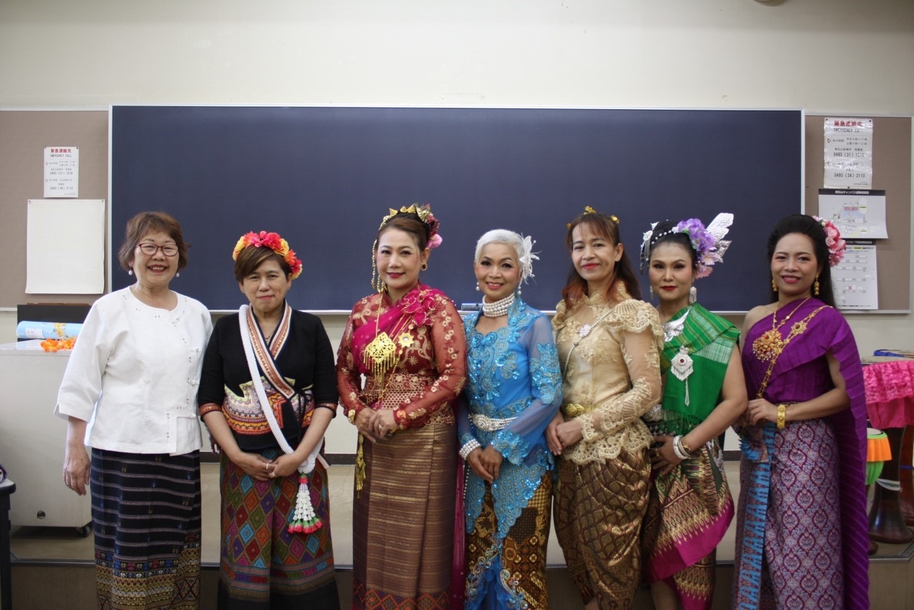 埼玉在住タイ人クラブの方々と担当教員の齋藤特任教授（左端）