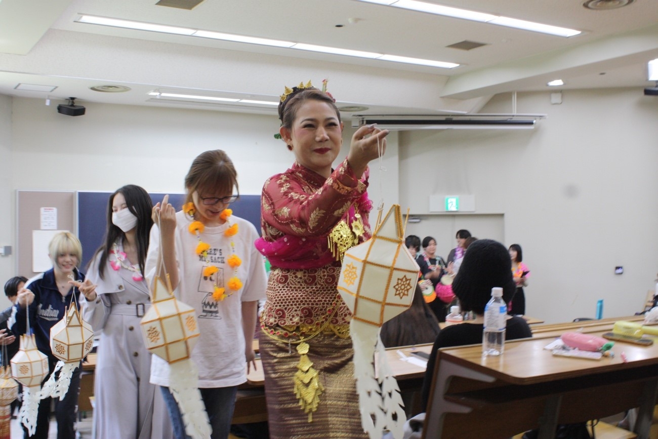 学生たちはダンスや楽器を教えて頂きながら教室内を回った。