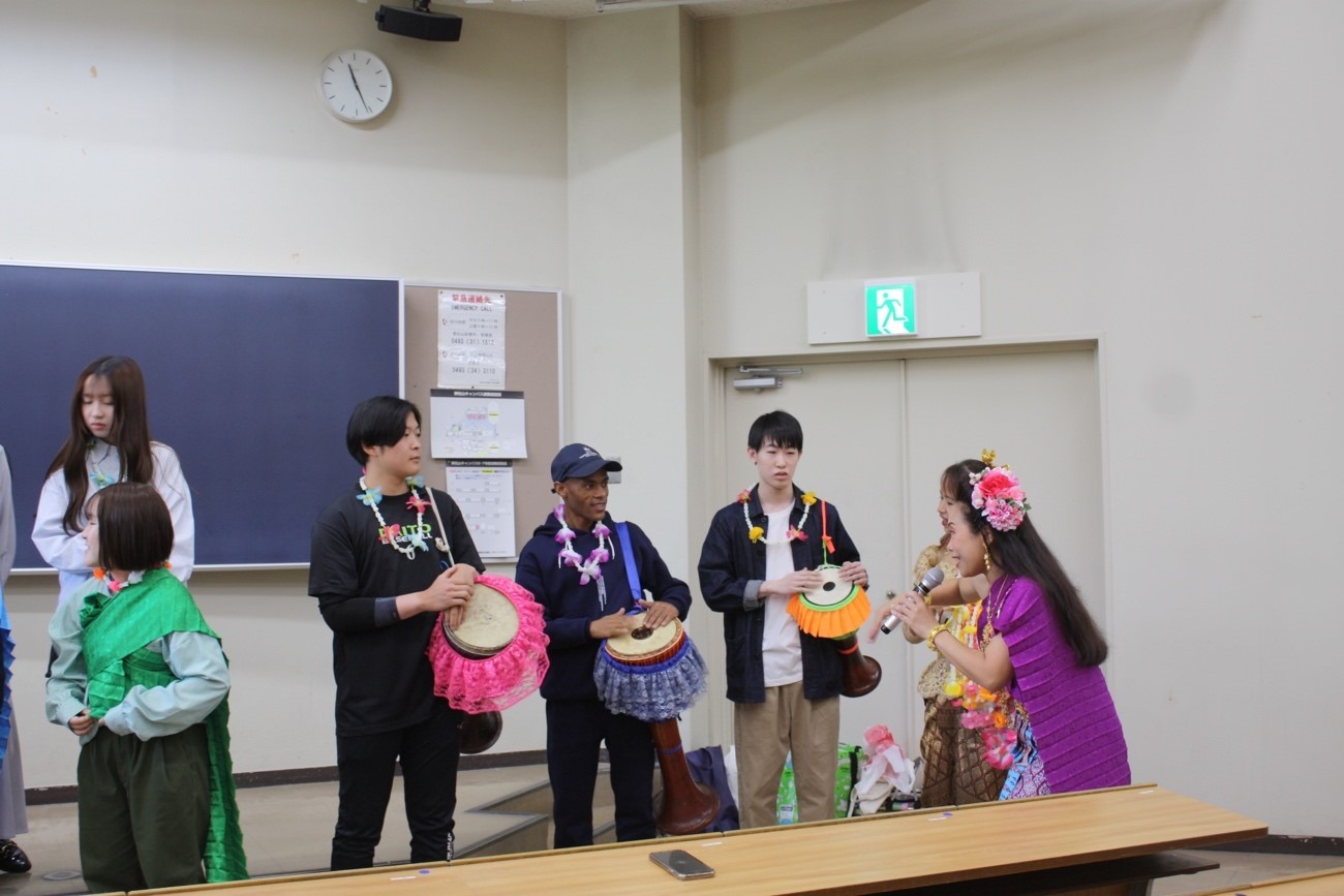 伝統的な打楽器のリズムを習う学生たち。