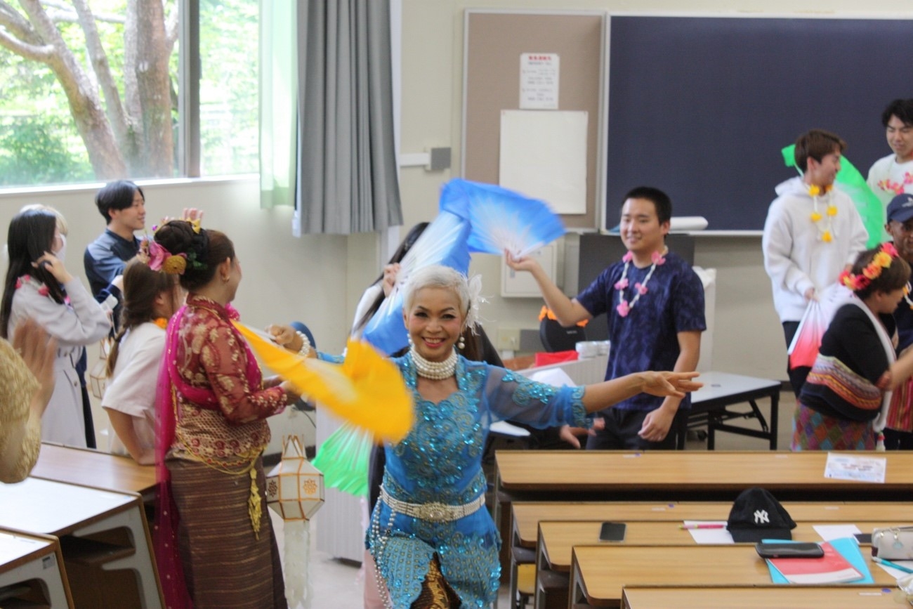 南部のダンスは大きな扇子を広げて、華やかに、軽やかに踊るのが特徴的だった。