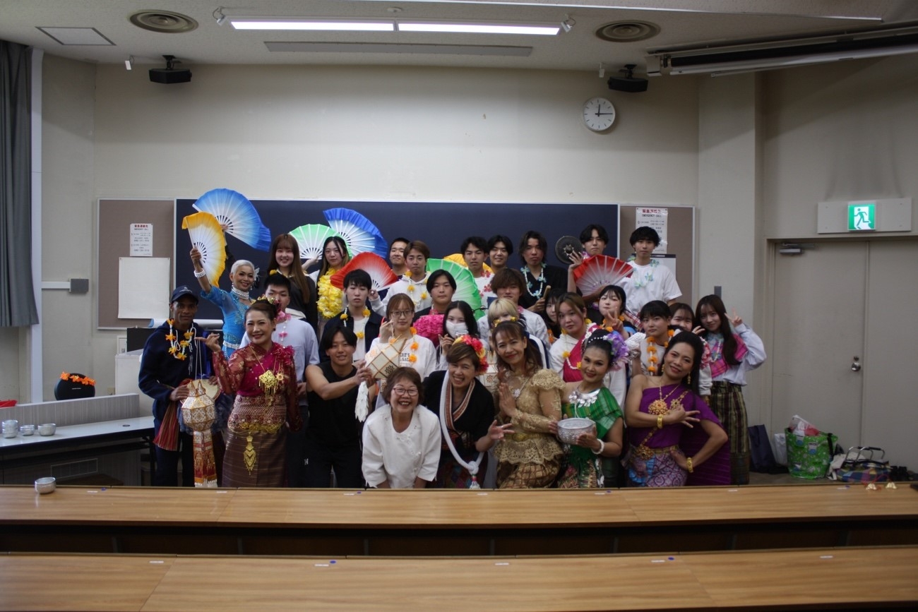 パフォーマンスに参加した学生達と埼玉在住タイ人クラブの方々と共に撮影。