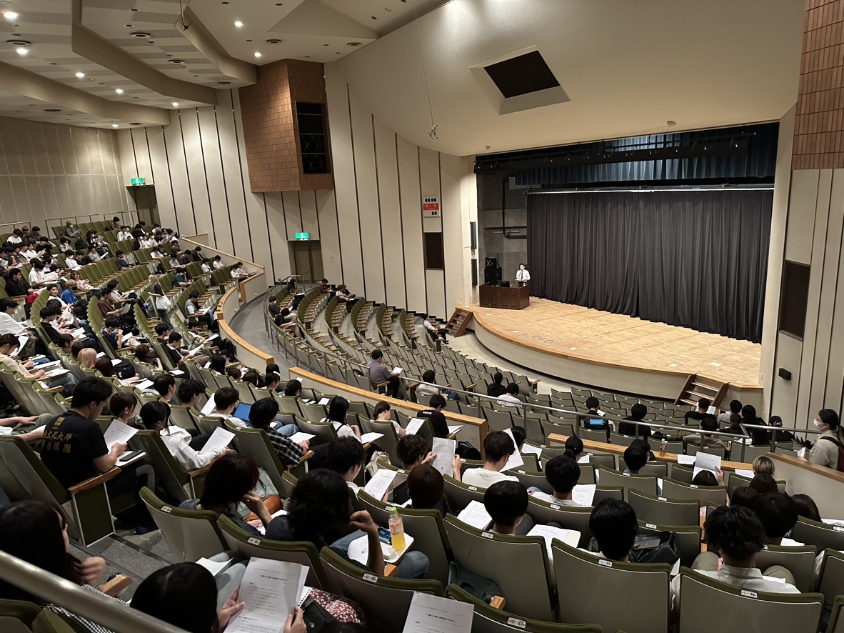 178名の学生が出席し、熱心に講演に耳を傾けていました
