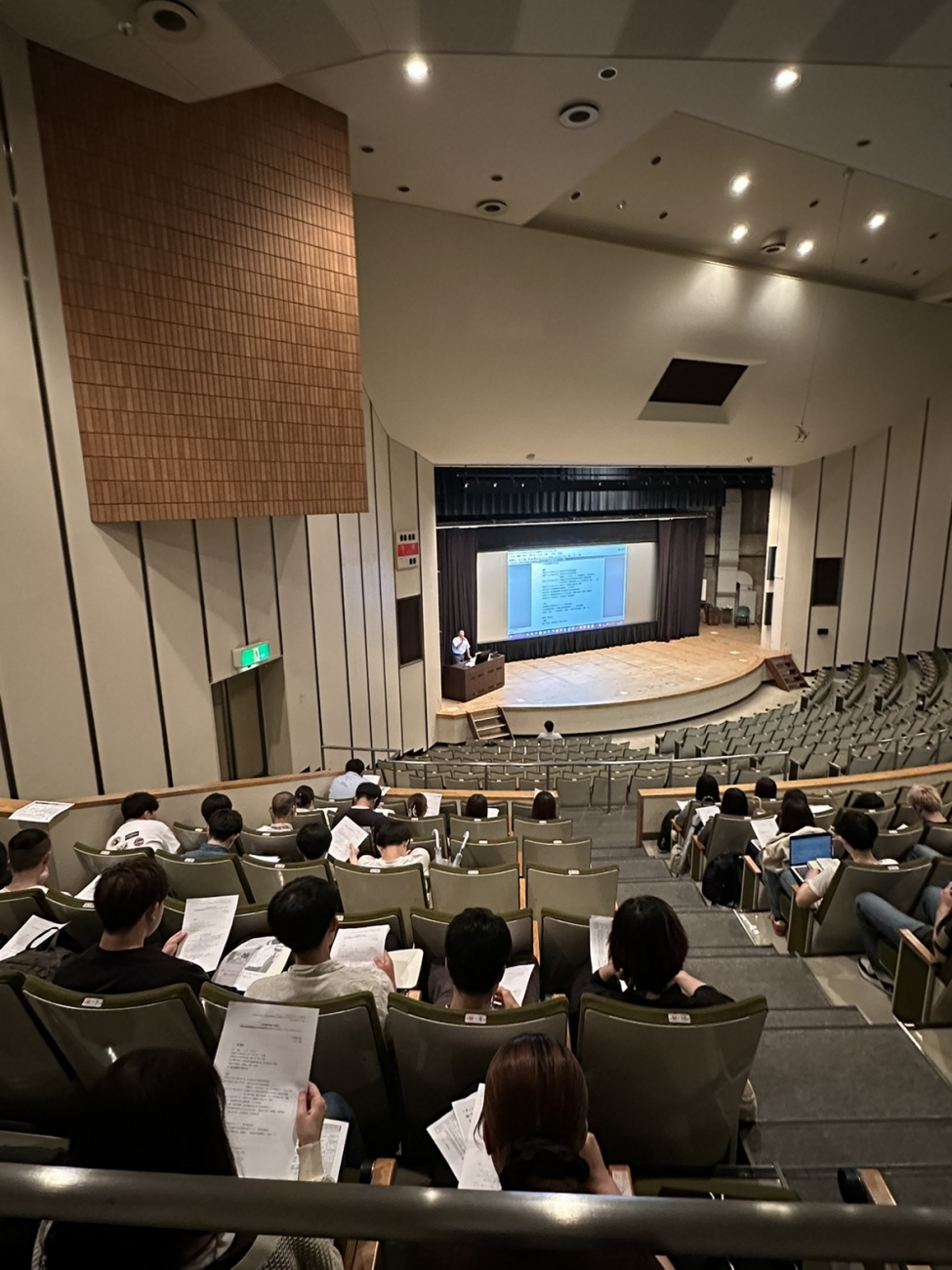 147名の学生が出席し、熱心に講演に耳を傾けていました