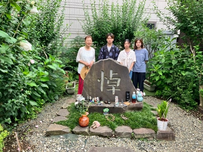 「ほうせんか」敷地内の慰霊碑