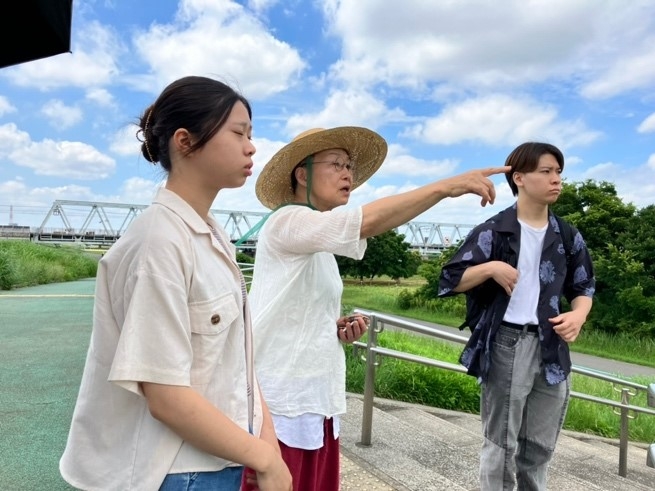 荒川土手で犠牲者の遺骨堀りをした辺りを示す慎民子さん