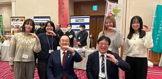鶴岡市長と鶴岡の「つ」を表現