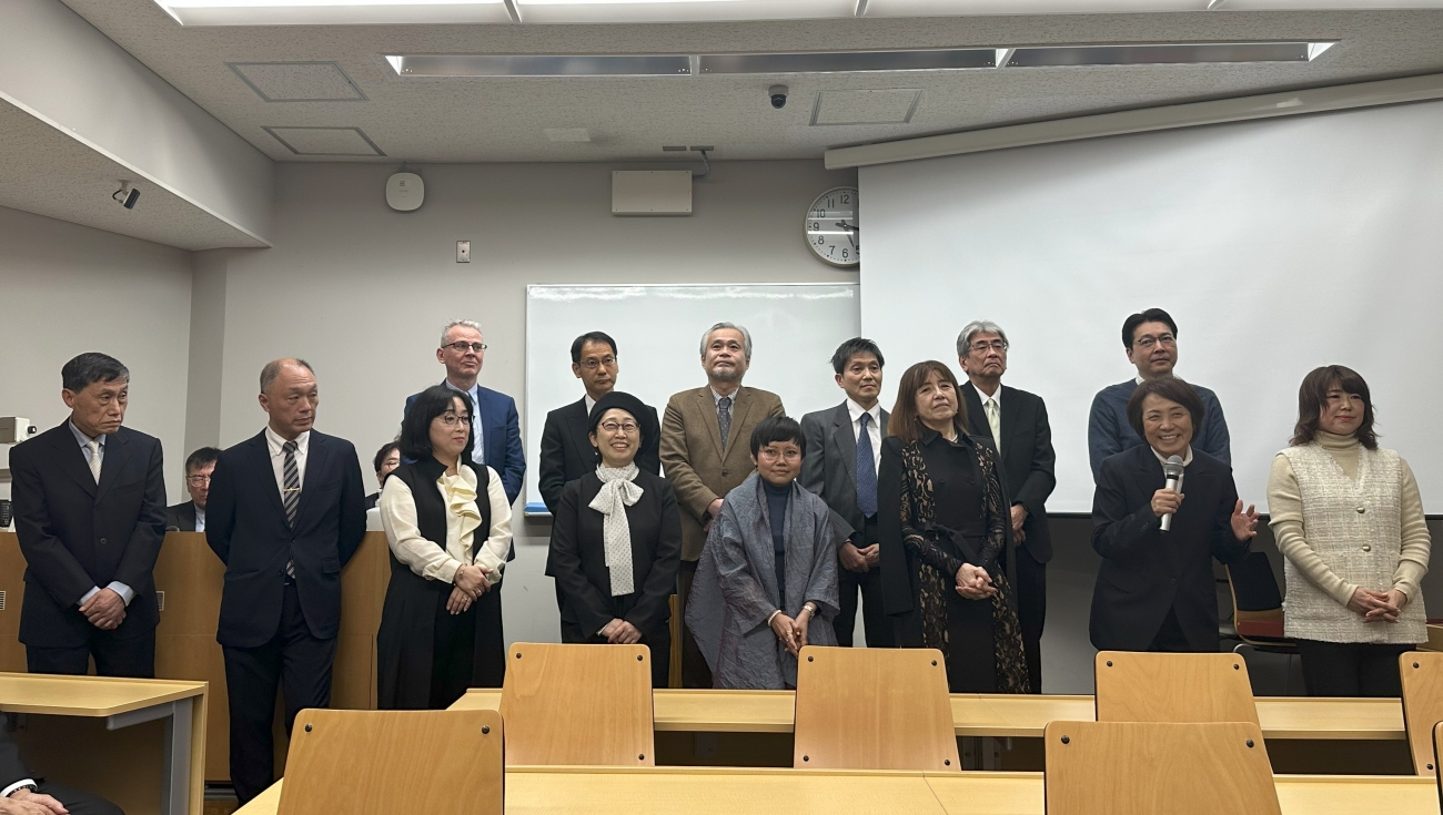 卒業生へお祝いの言葉を送る国際関係学部の先生方