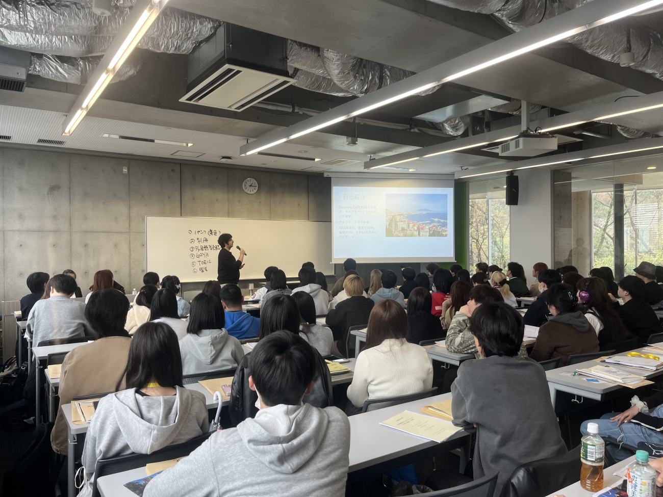 教員の説明を聴く新入生の様子