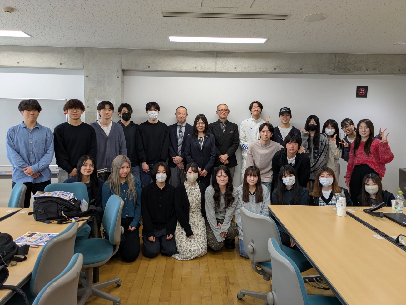 【株式会社AOKIの芳賀靖様（法人部東京・神奈川地区法人対応責任者）、吉田宏明様（東日本第一ゾーン東東京エリアエリアマネジャー）、古川啓子様（AOKI高島平店副店長）と関口ゼミのメンバー（3・4年生）】