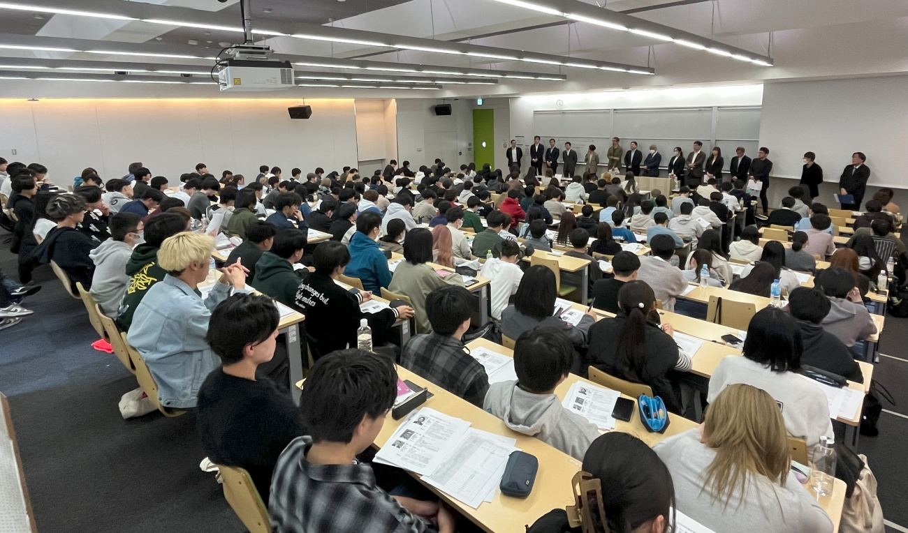 （政治学科教員による自己紹介）
