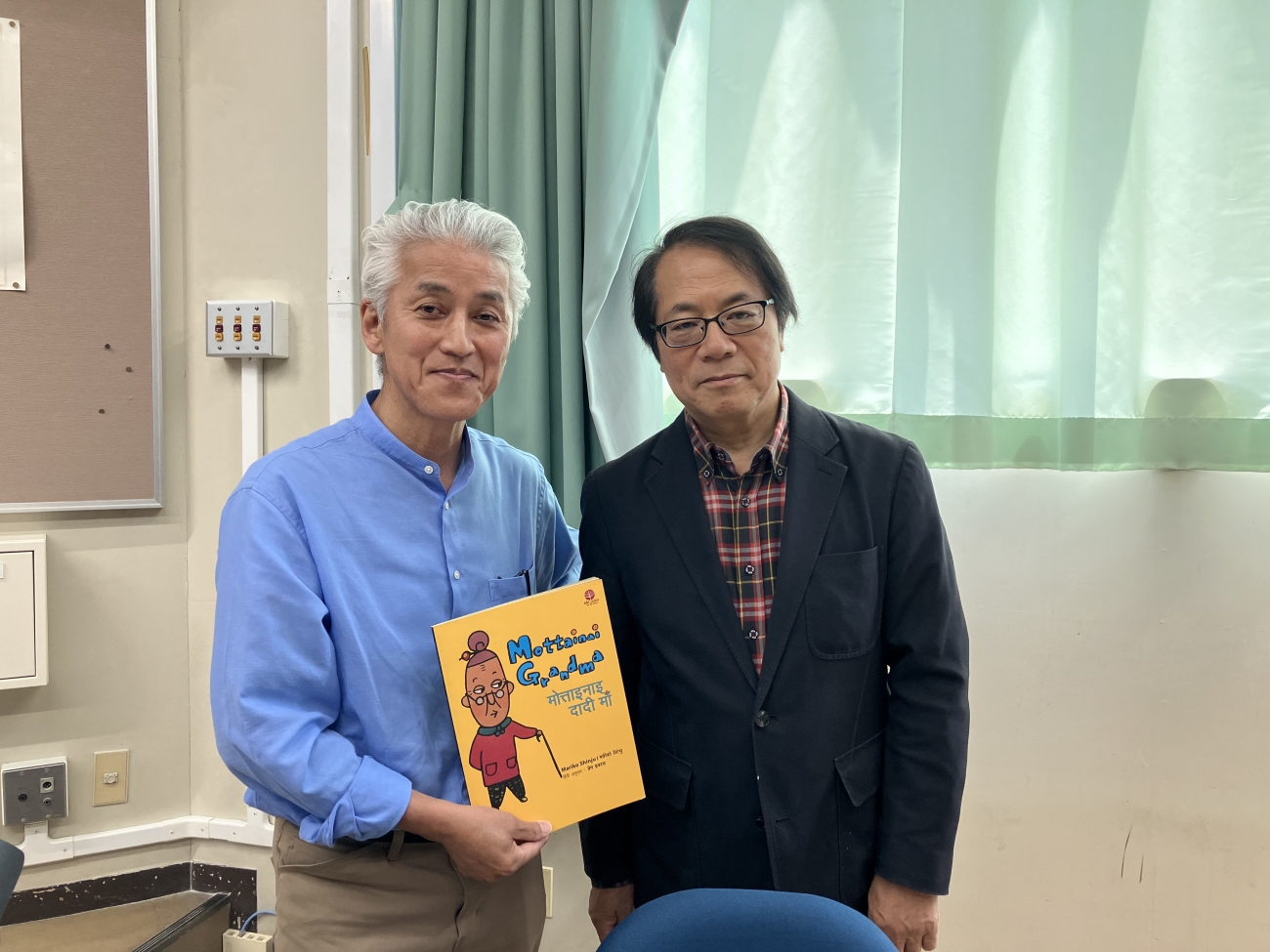 講談社の古賀氏（左）と江崎特任教授（右）