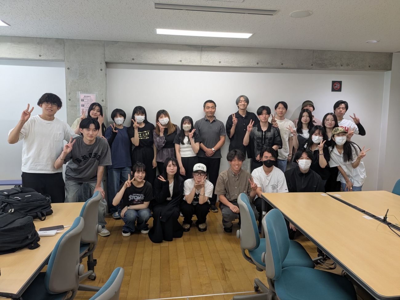 【イオンフィナンシャルサービス株式会社の田中秀夫様と関口ゼミのメンバー（3・4年生）】