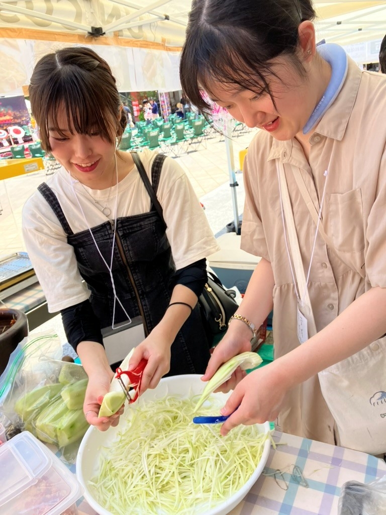 タイの東北料理ソムタムを作るお手伝いをしました。
