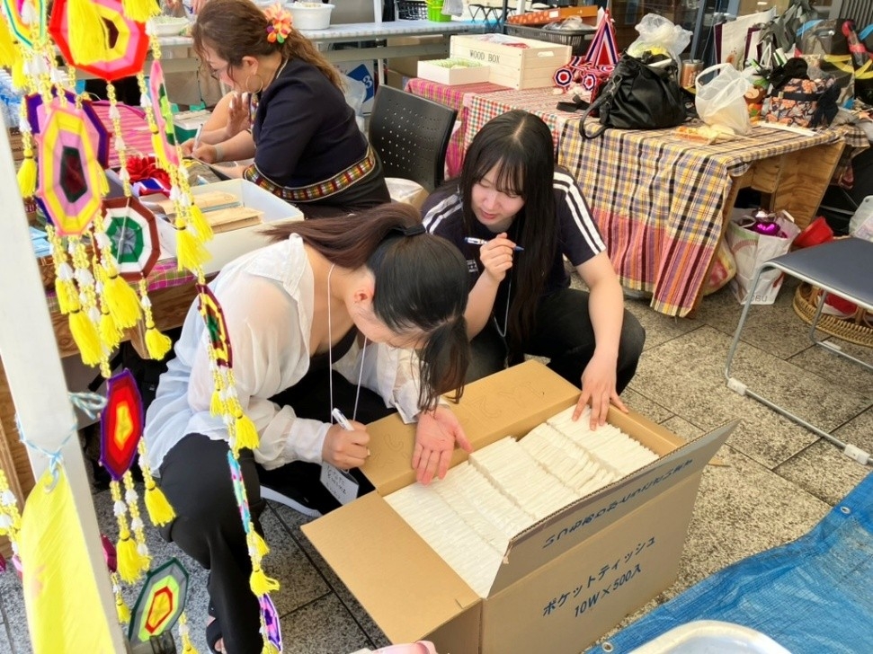 本部テントでボランティアを行いました。
