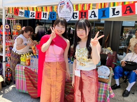タイ伝統衣装を着た学生ボランティア。