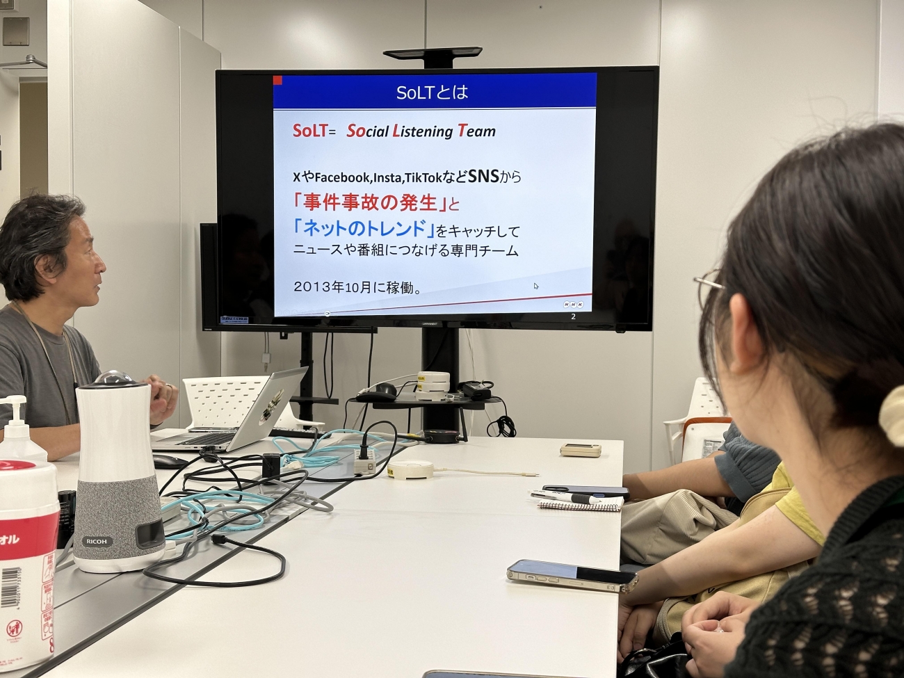 NHKでネット情報をウオッチする専門チームSoLTについて説明を聞く