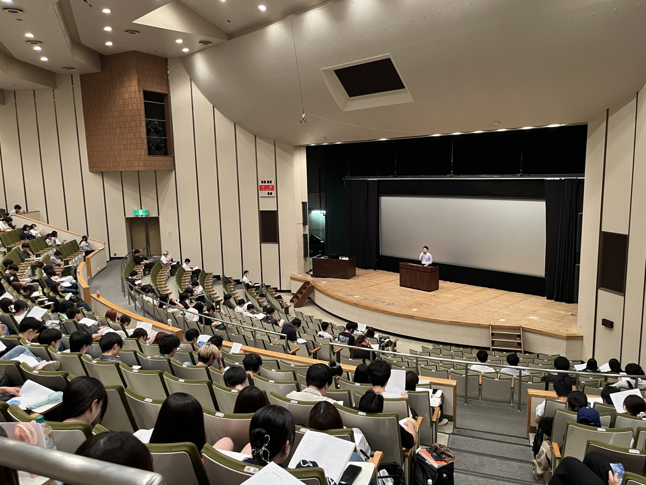 講演会には217名の学生が参加しました