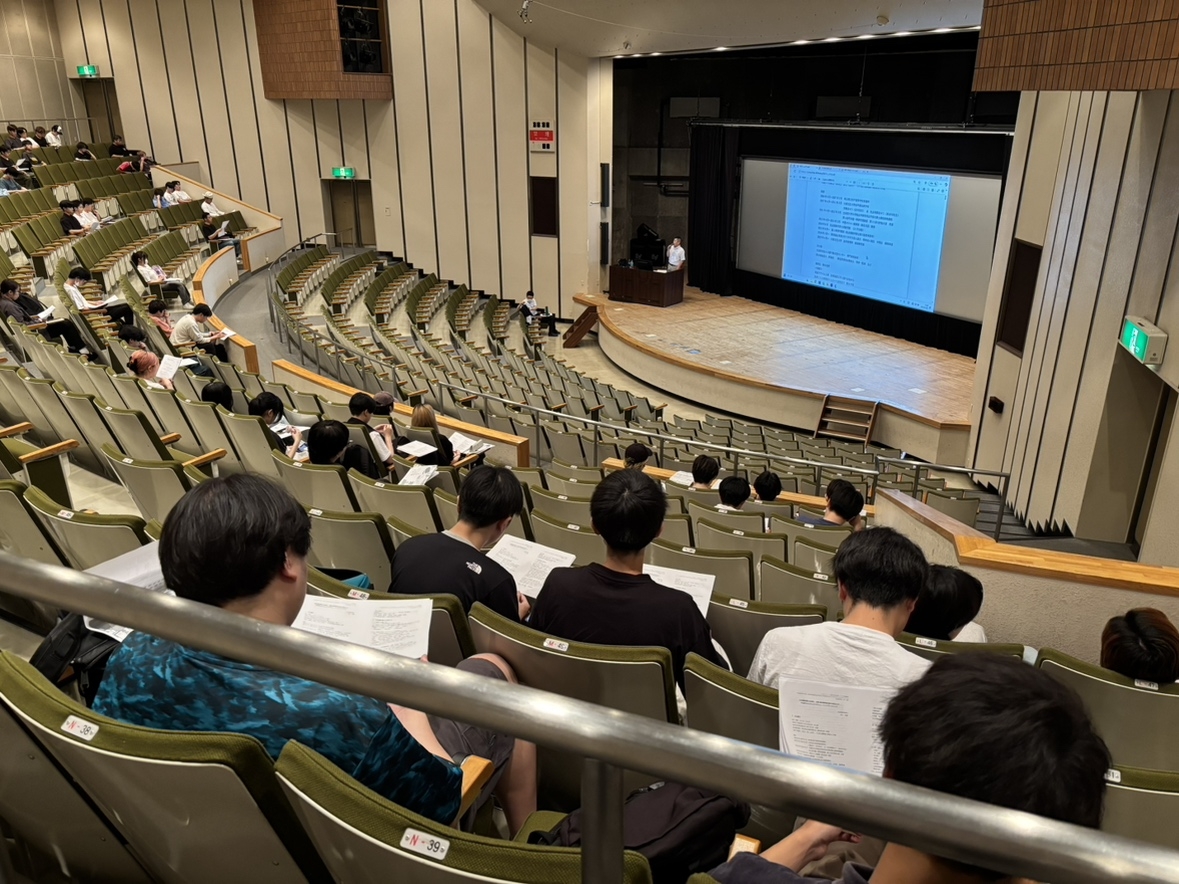 講演会には83名の学生が参加しました