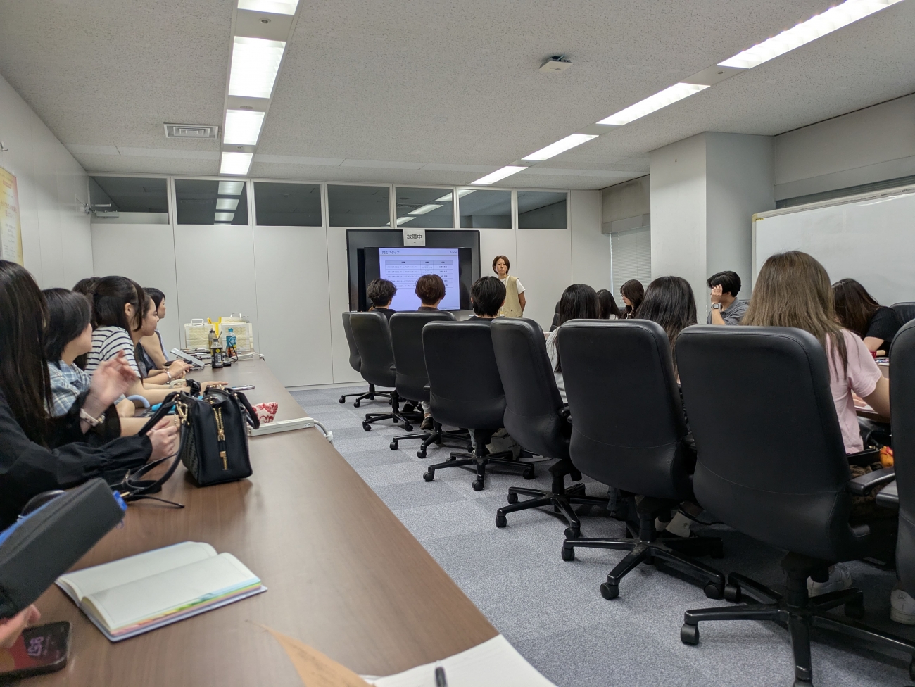 【会議室での説明（左）とショールームでの説明（右）】