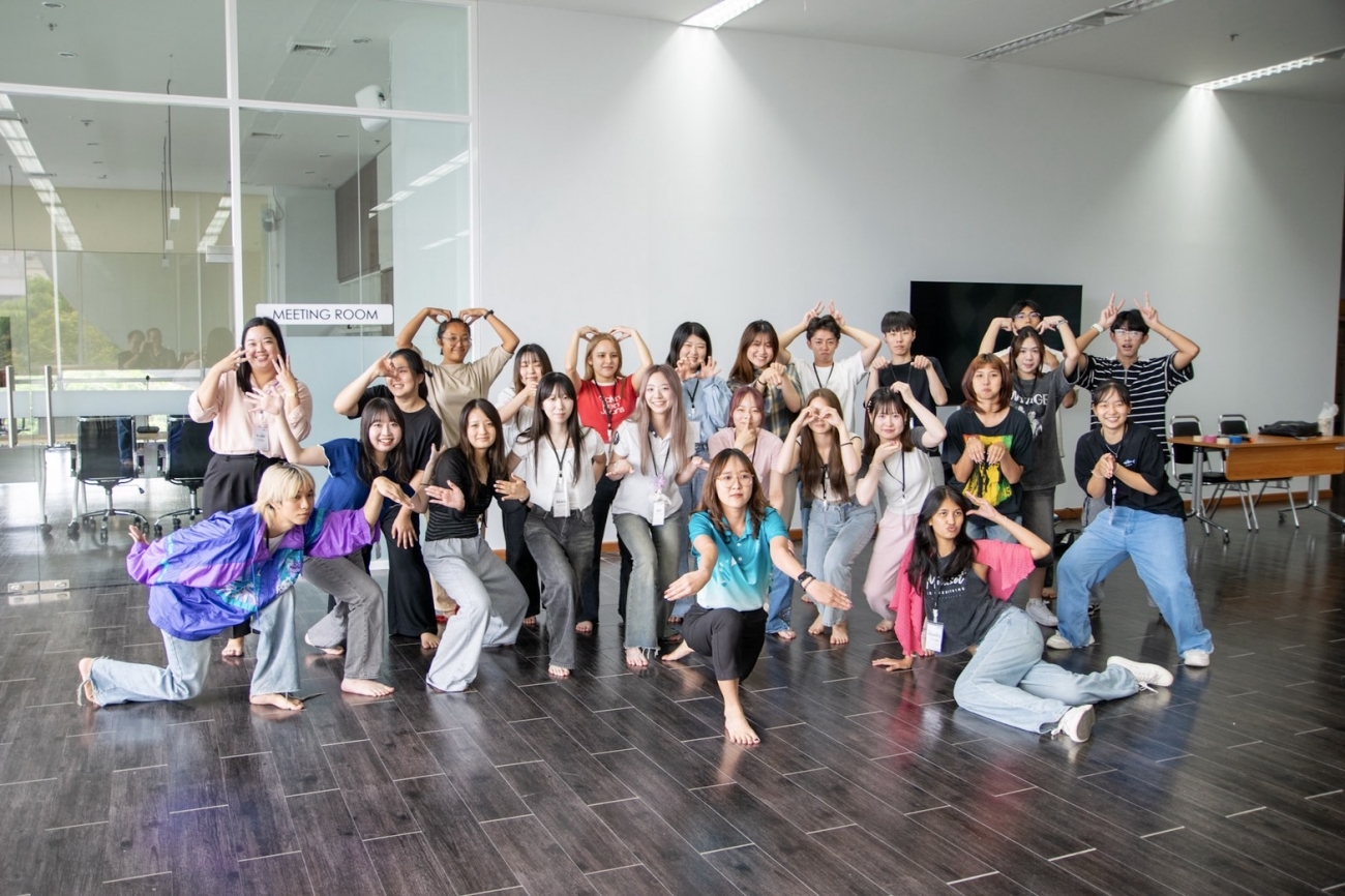 タイ人学生と先生方との集合写真