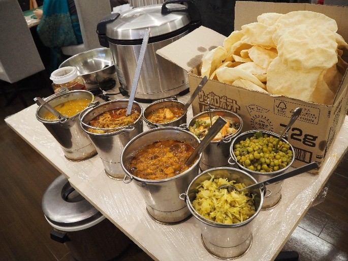バケツに盛られた南インド料理